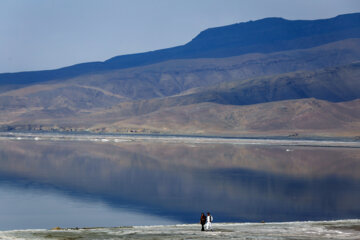 vLes touristes en visite au lac renait d’Ourmia en Iran