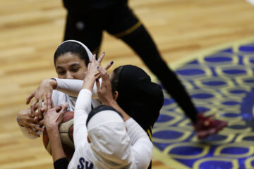 La dernière finale de la ligue féminine de basket-ball entre les équipes Bahman et Mehrsan s'est tenue samedi soir (9 mars 2024) à la salle Mashhoun de la Fédération de basket-ball et s'est terminée par la victoire du groupe Bahman 74-45 et le championnat de cette équipe.