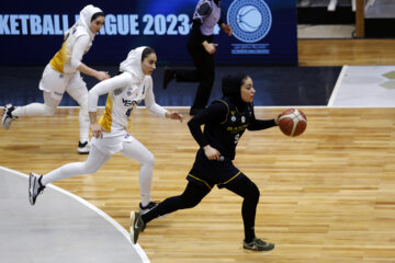 La dernière finale de la ligue féminine de basket-ball entre les équipes Bahman et Mehrsan s'est tenue samedi soir (9 mars 2024) à la salle Mashhoun de la Fédération de basket-ball et s'est terminée par la victoire du groupe Bahman 74-45 et le championnat de cette équipe.