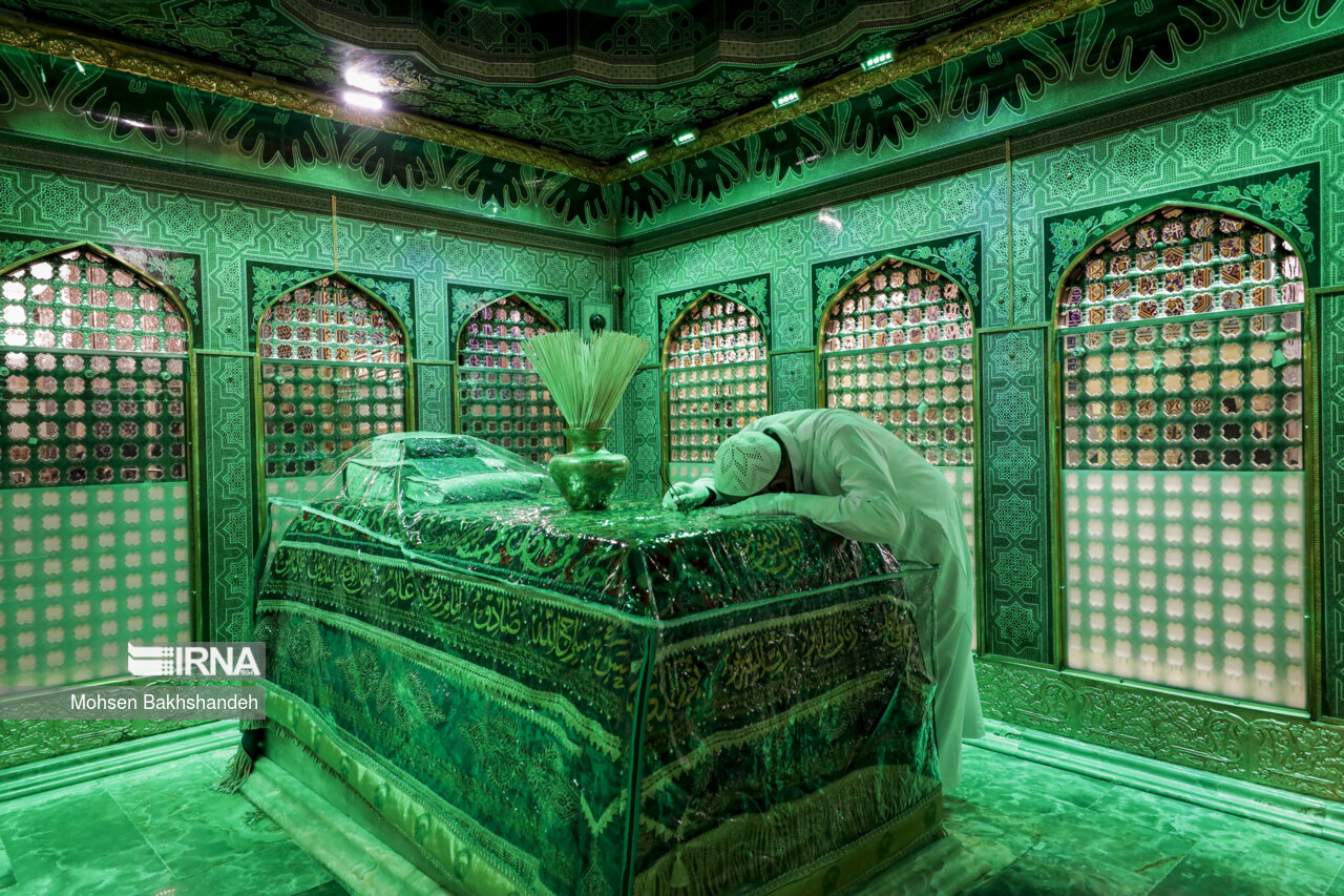 غبارروبی مضجع منور امام رضا(ع)