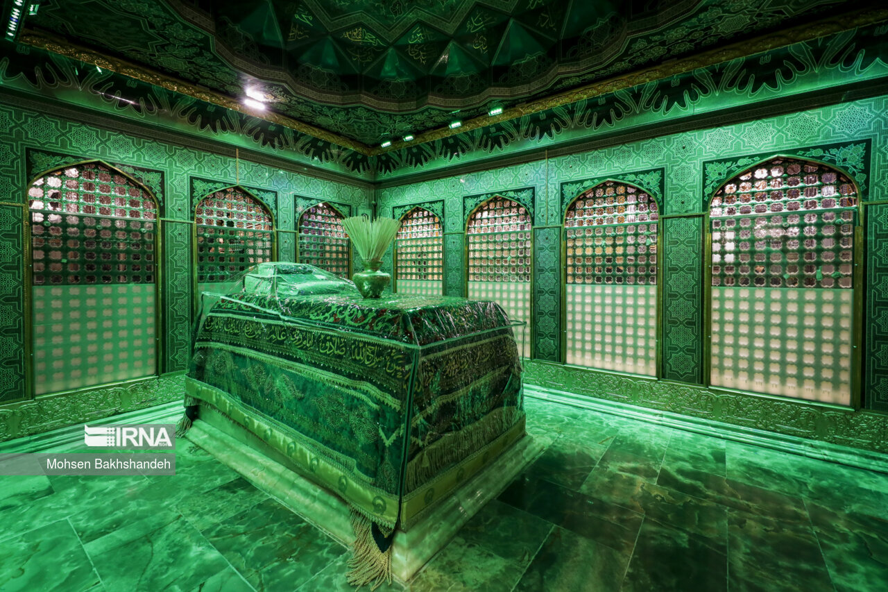 غبارروبی مضجع منور امام رضا(ع)