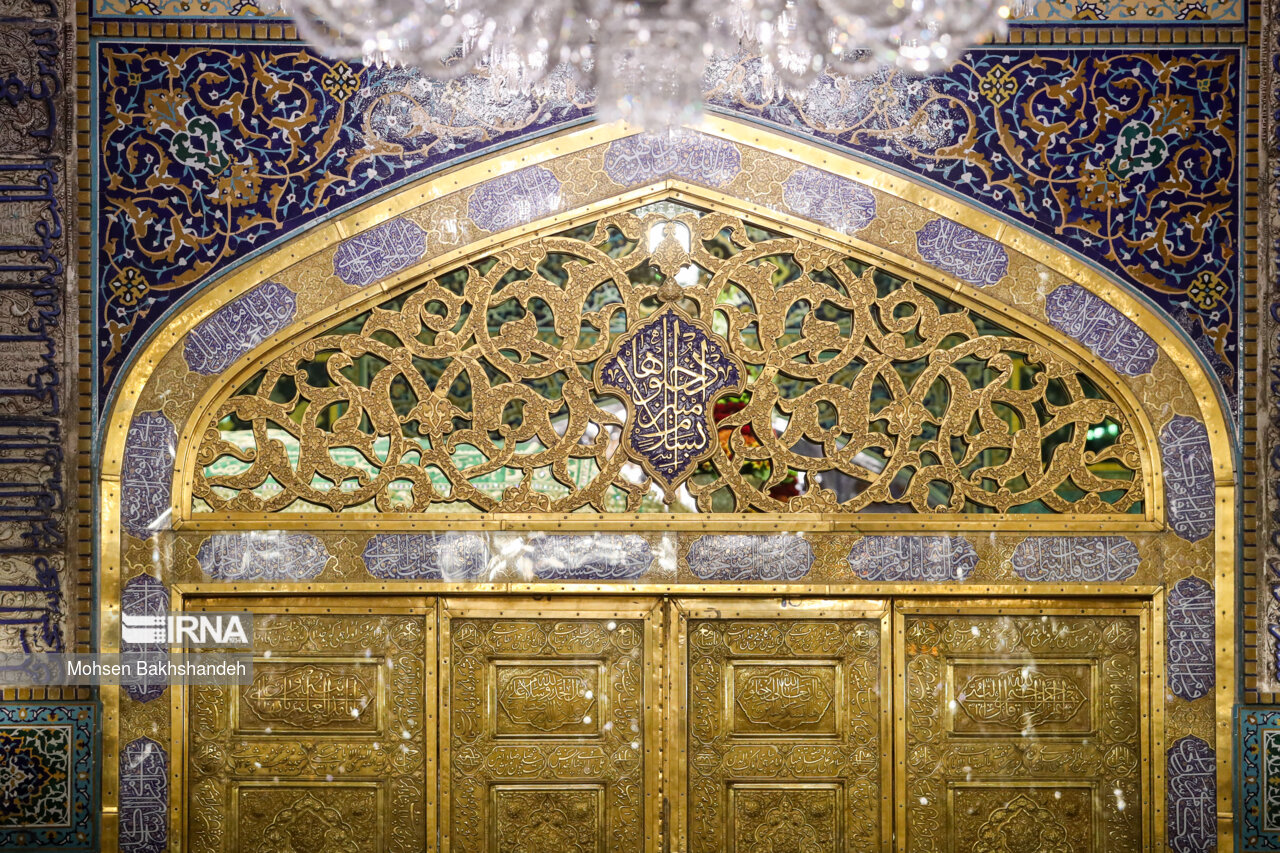 غبارروبی مضجع منور امام رضا(ع)