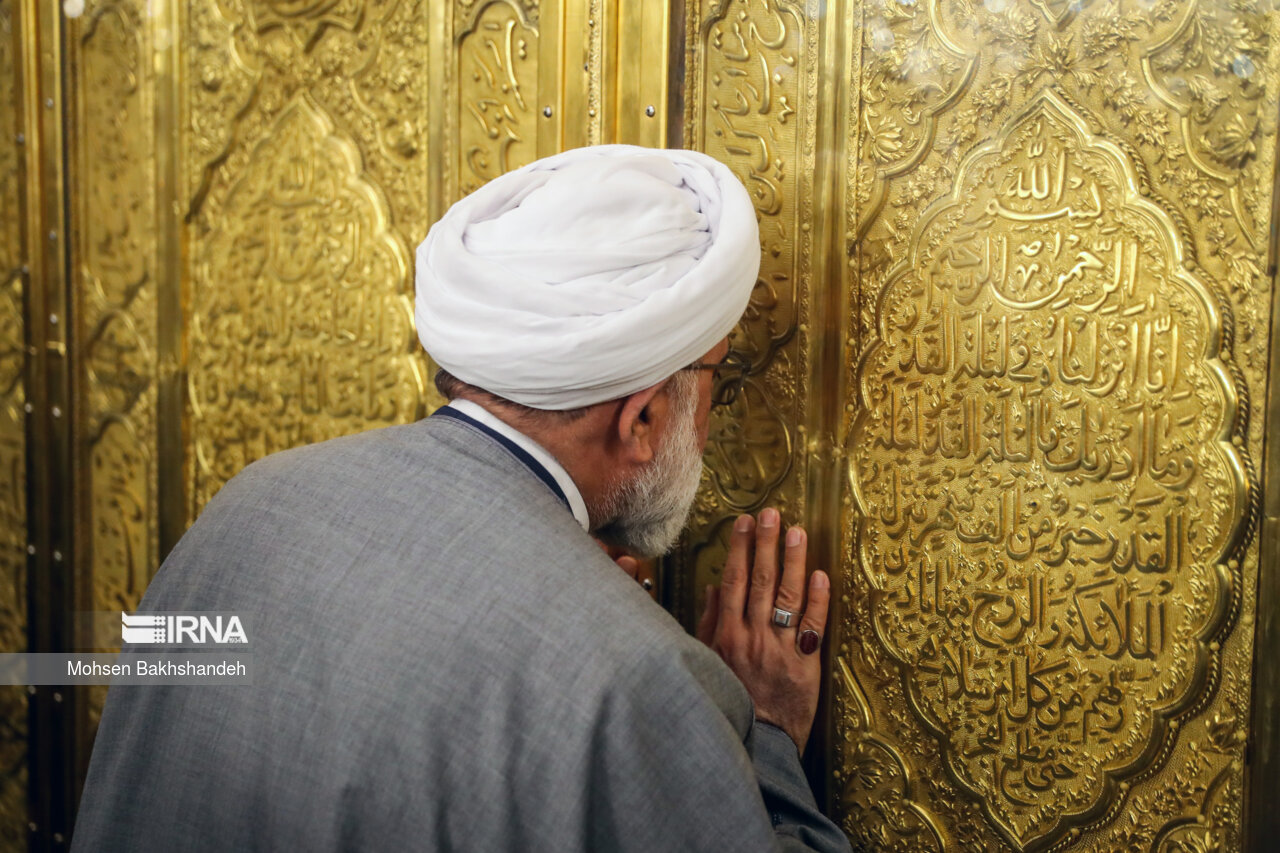 غبارروبی مضجع منور امام رضا(ع)