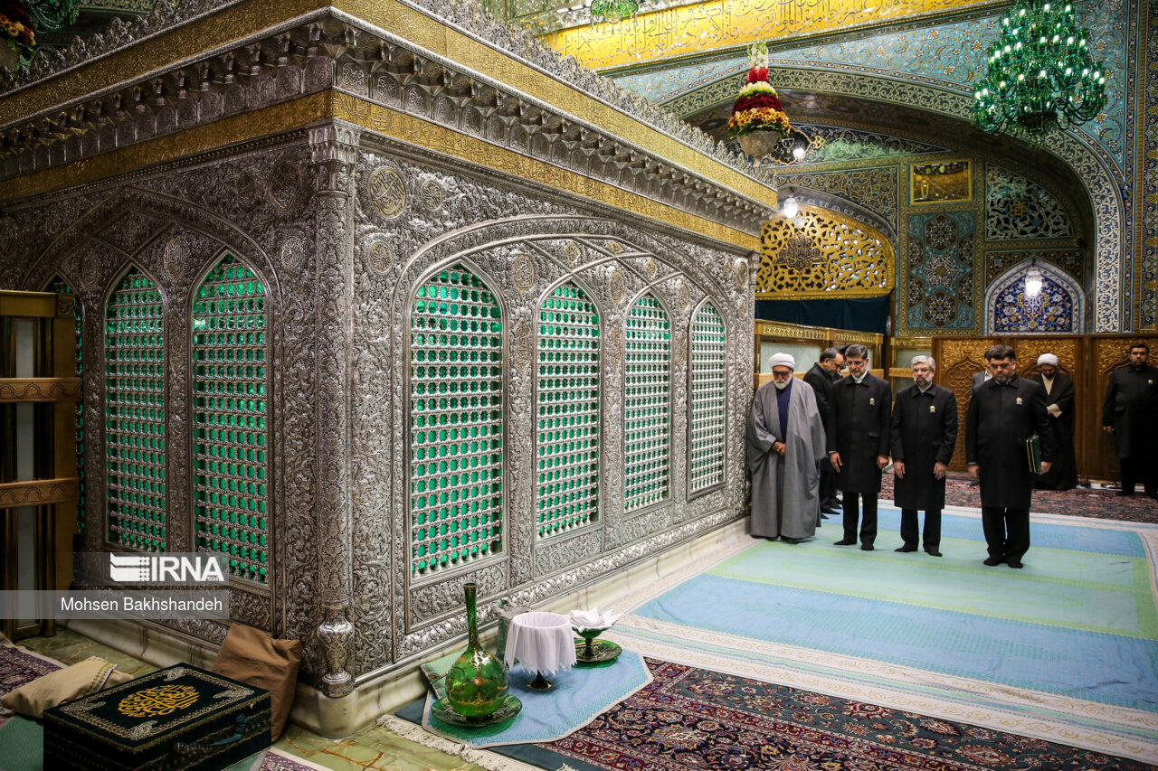 غبارروبی مضجع منور امام رضا(ع)