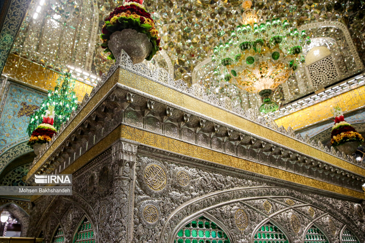 غبارروبی مضجع منور امام رضا(ع)