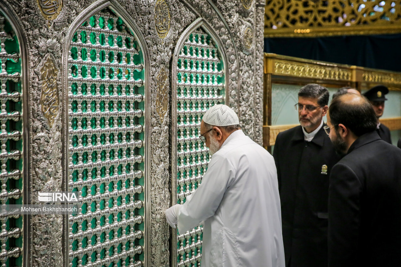 غبارروبی مضجع منور امام رضا(ع)