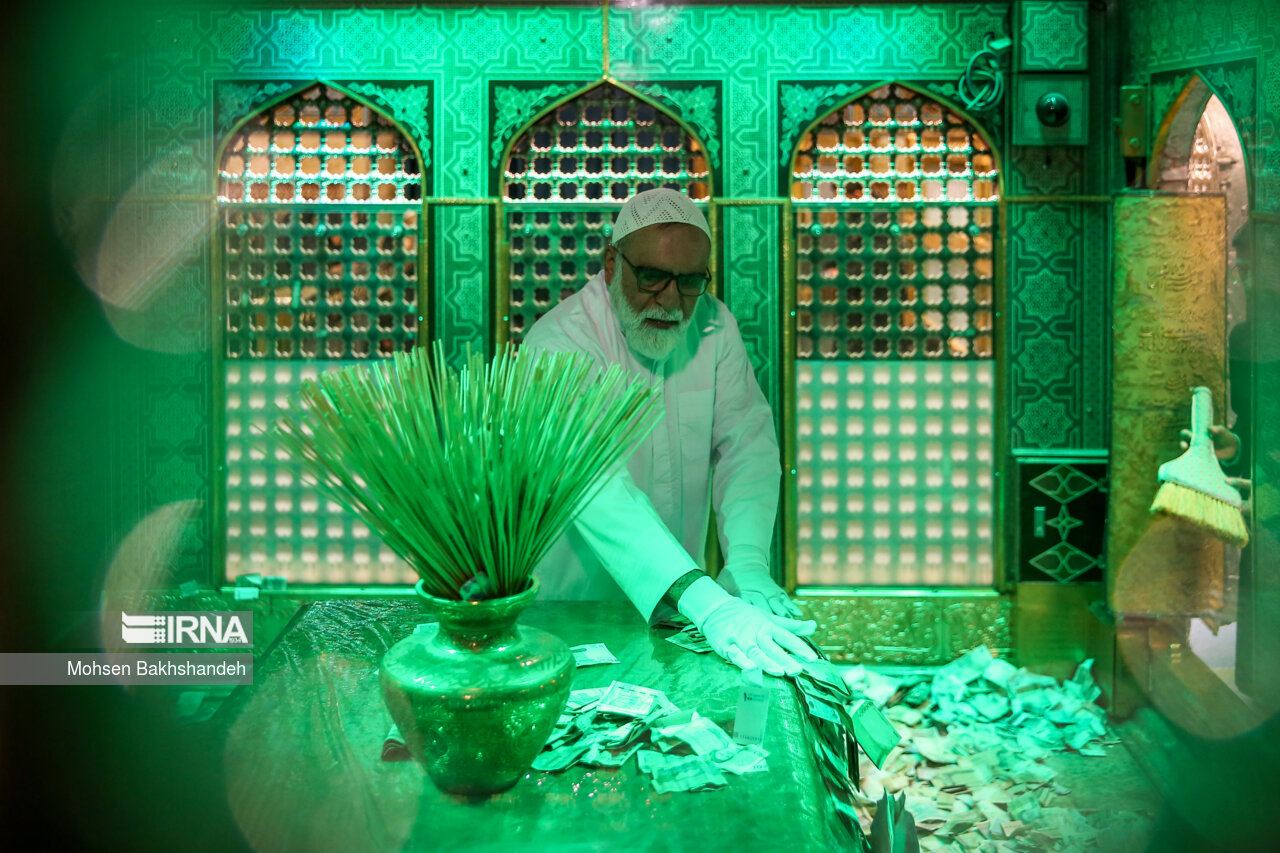 غبارروبی مضجع منور امام رضا(ع)