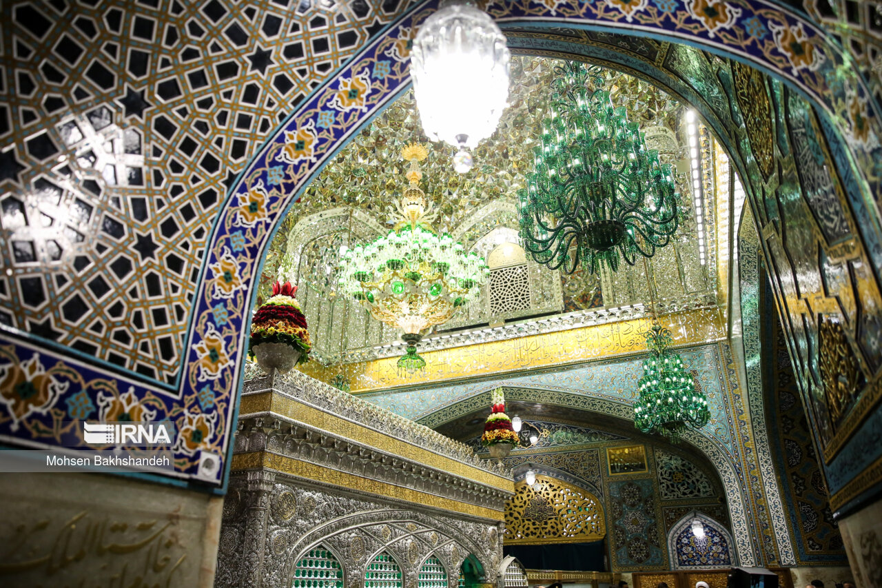 غبارروبی مضجع منور امام رضا(ع)