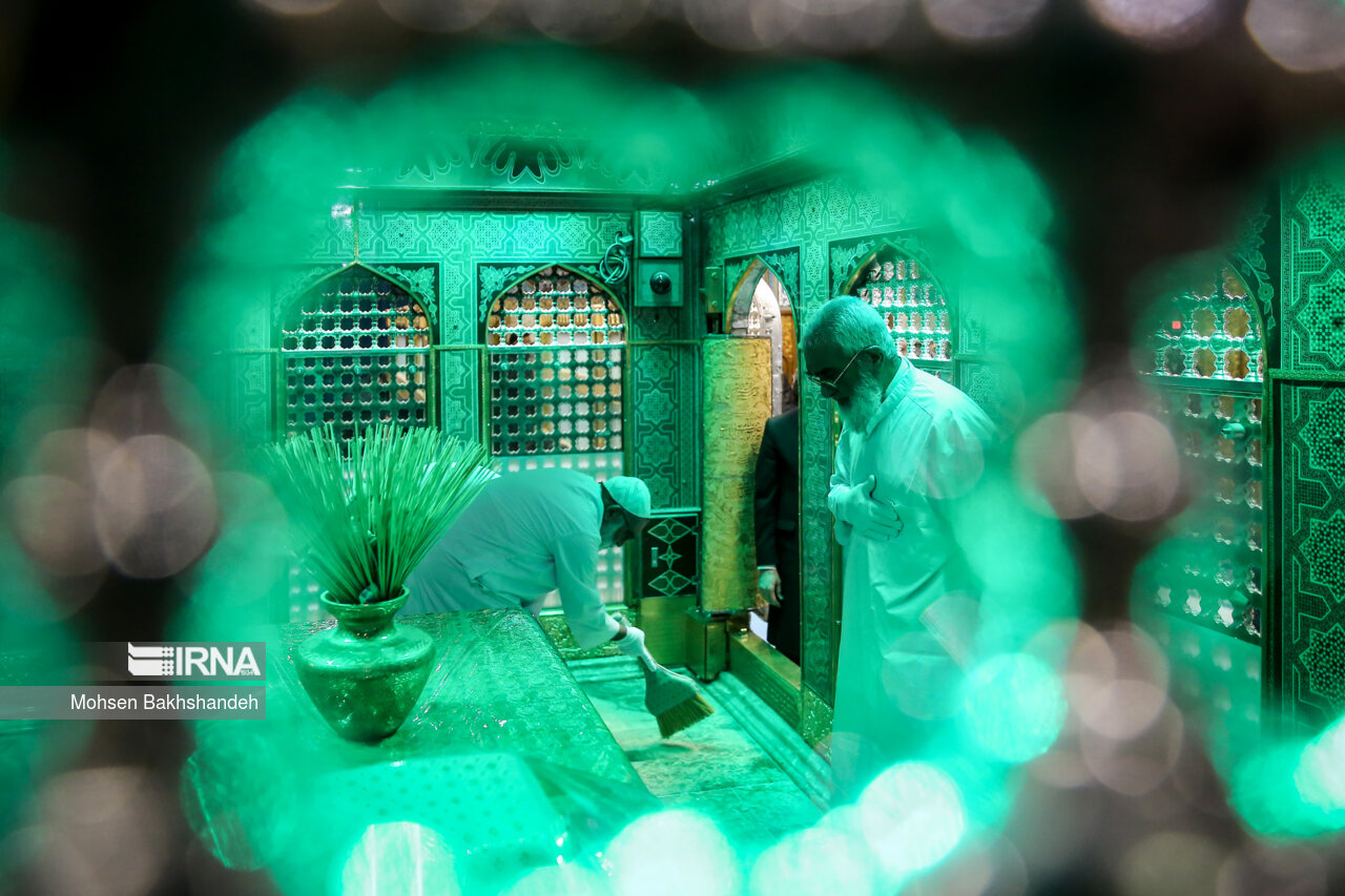 غبارروبی مضجع منور امام رضا(ع)