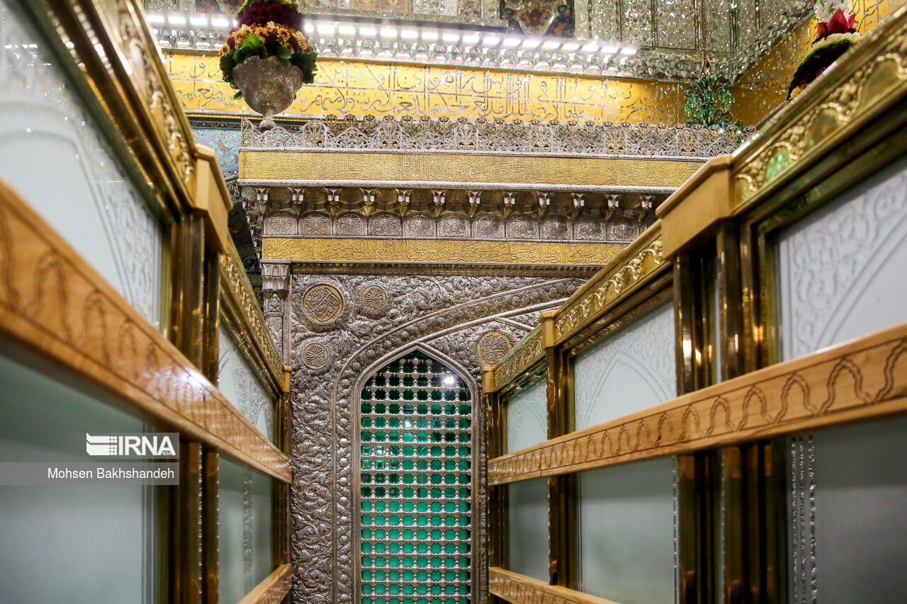 غبارروبی مضجع منور امام رضا(ع)