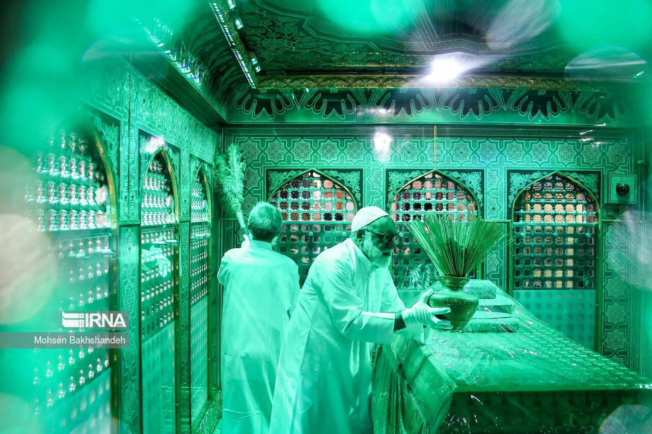 غبارروبی مضجع منور امام رضا(ع)