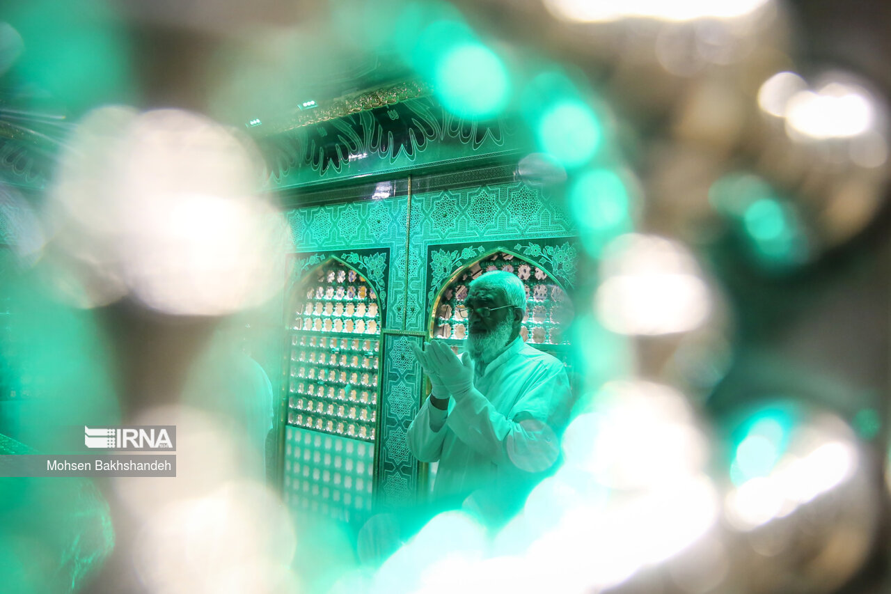 غبارروبی مضجع منور امام رضا(ع)