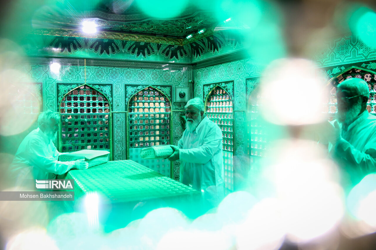 غبارروبی مضجع منور امام رضا(ع)