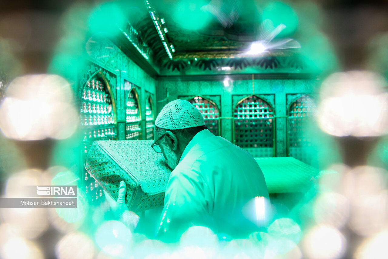 غبارروبی مضجع منور امام رضا(ع)