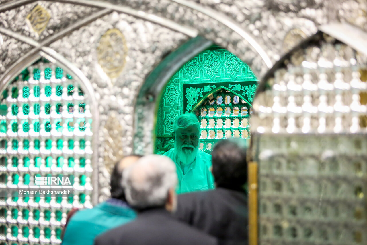 غبارروبی مضجع منور امام رضا(ع)