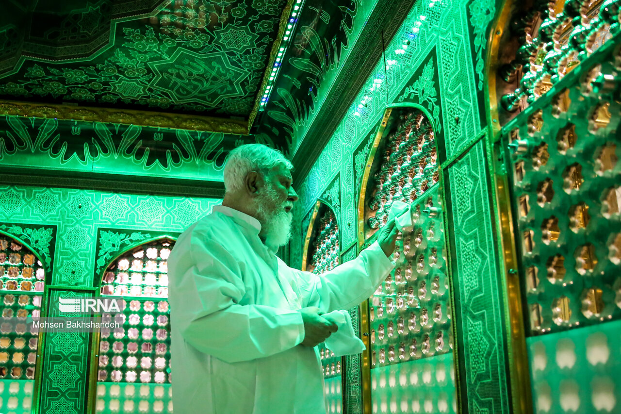 غبارروبی مضجع منور امام رضا(ع)