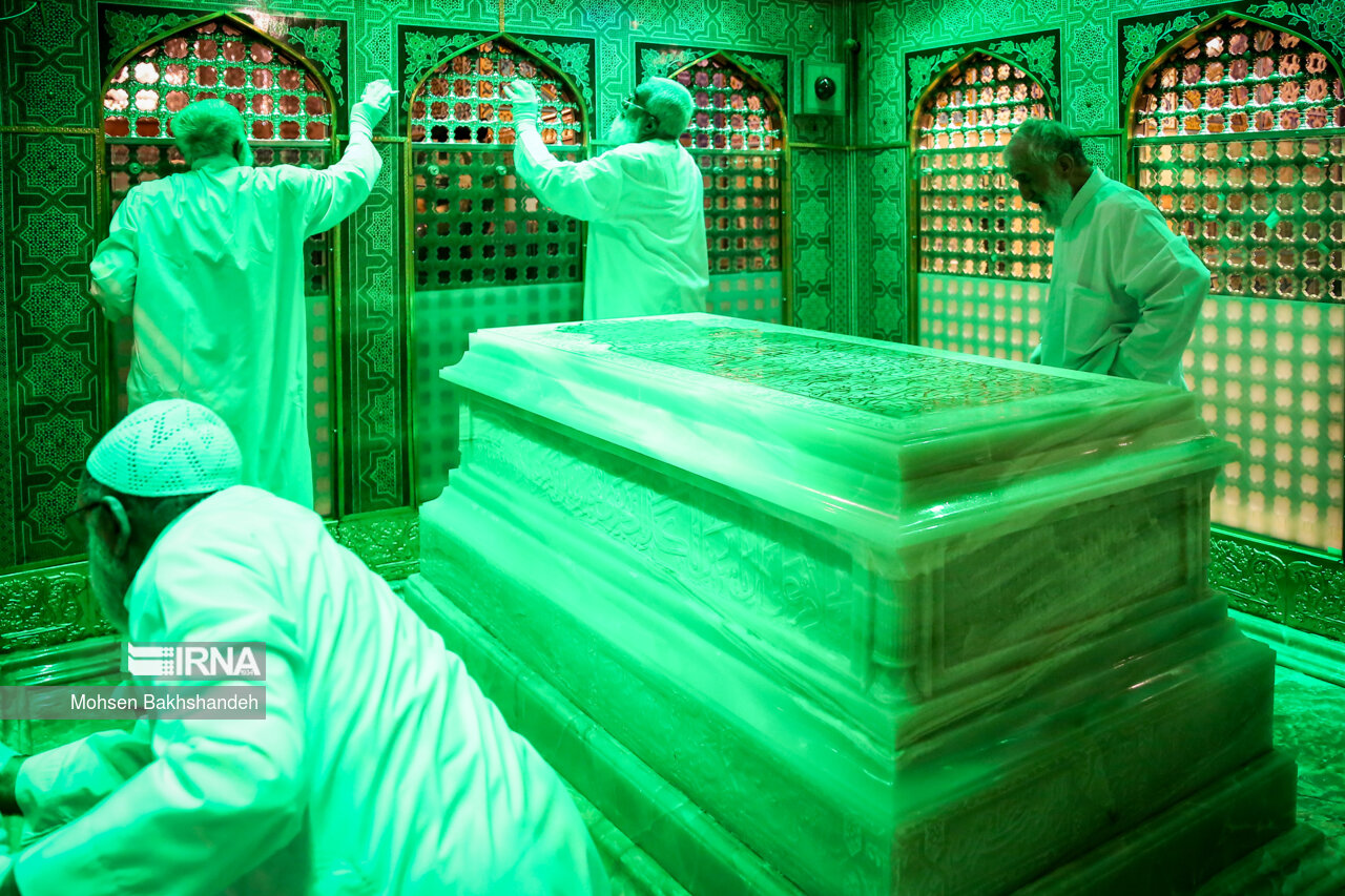 غبارروبی مضجع منور امام رضا(ع)