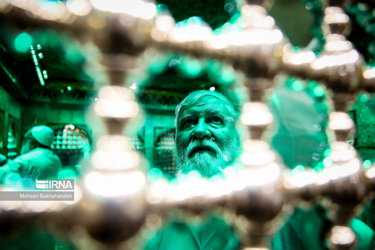 غبارروبی مضجع منور امام رضا(ع)