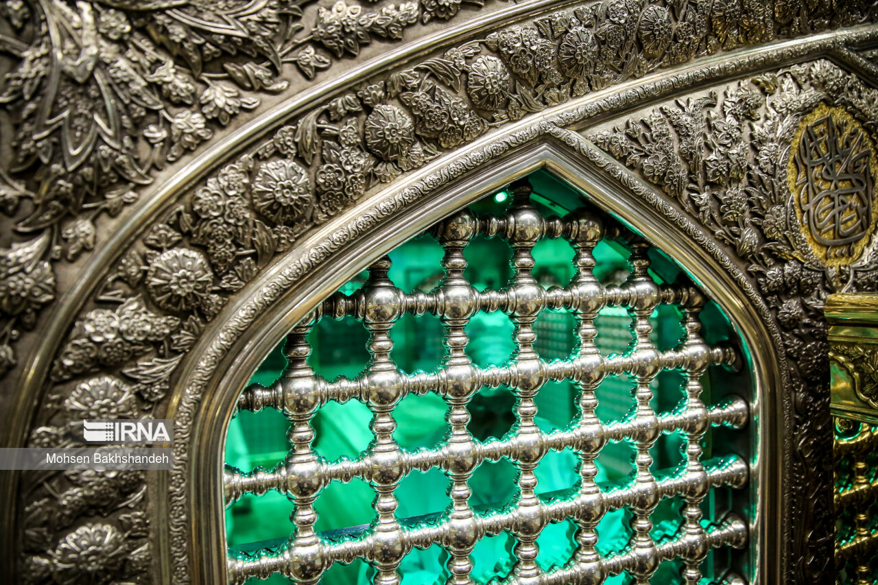 غبارروبی مضجع منور امام رضا(ع)