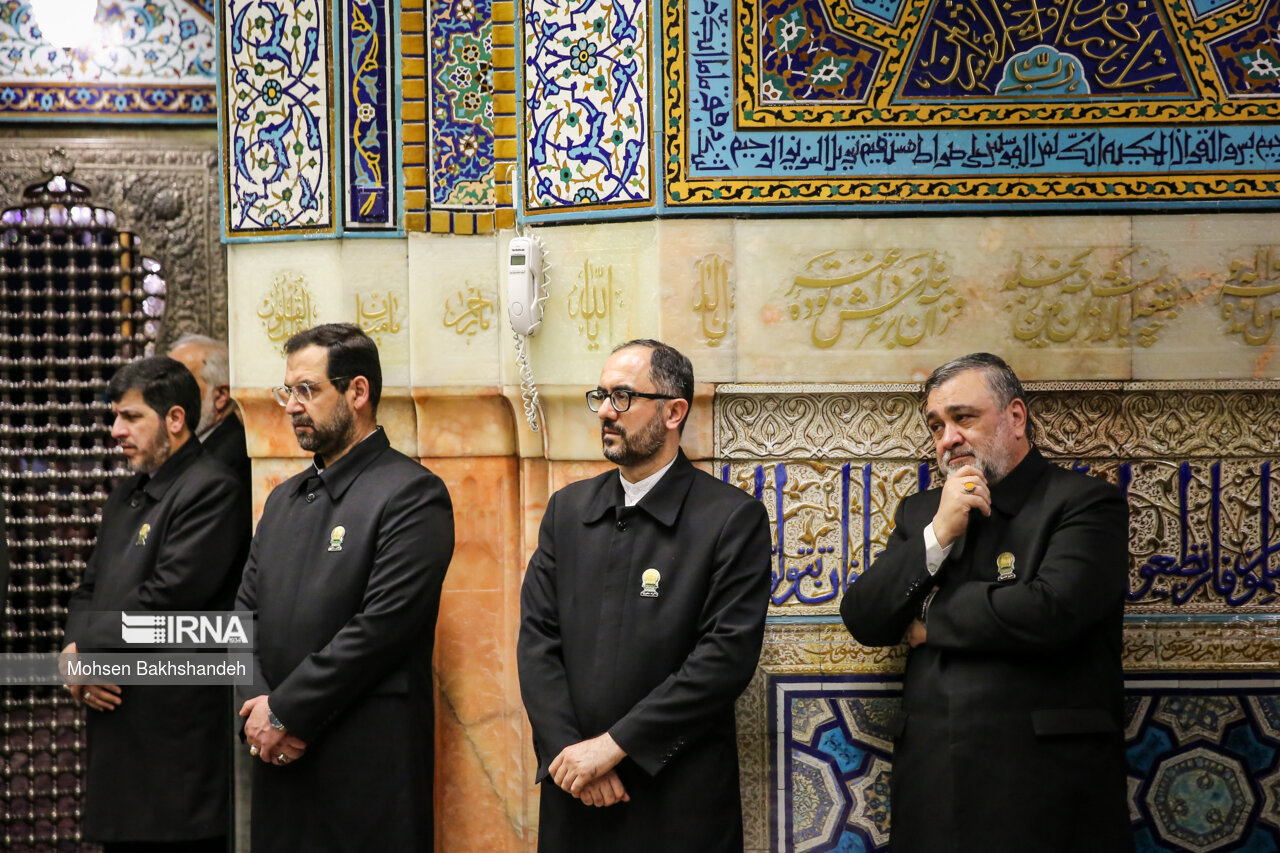 غبارروبی مضجع منور امام رضا(ع)