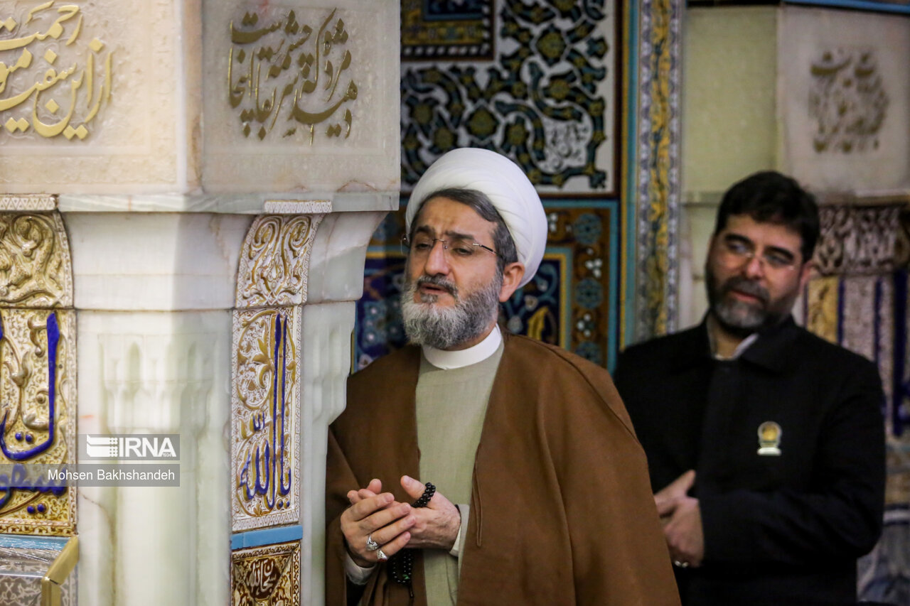 غبارروبی مضجع منور امام رضا(ع)