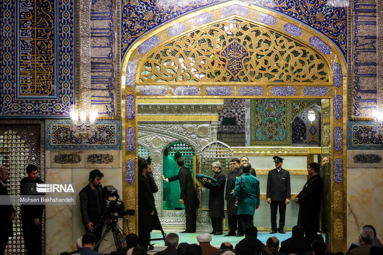 غبارروبی مضجع منور امام رضا(ع)