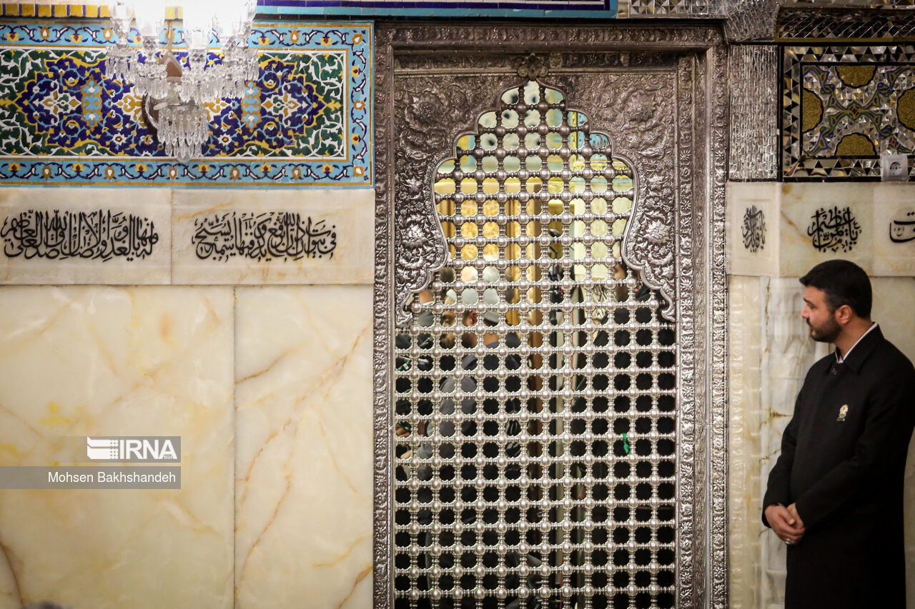 غبارروبی مضجع منور امام رضا(ع)