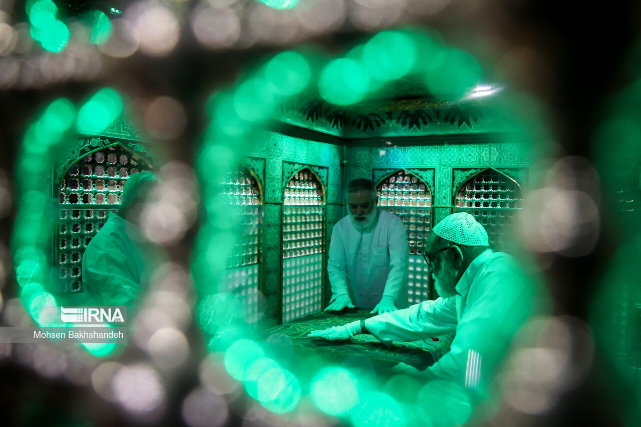 غبارروبی مضجع منور امام رضا(ع)