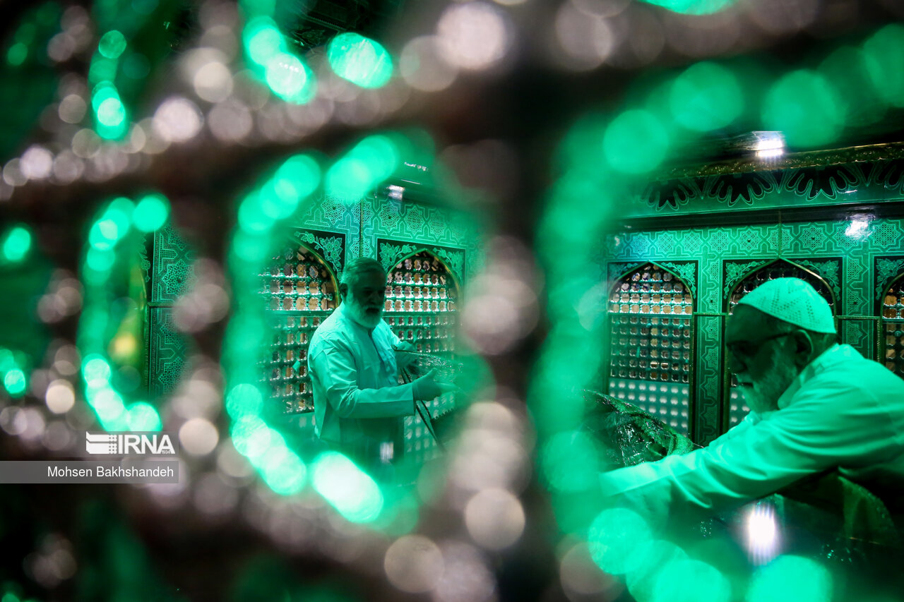 غبارروبی مضجع منور امام رضا(ع)