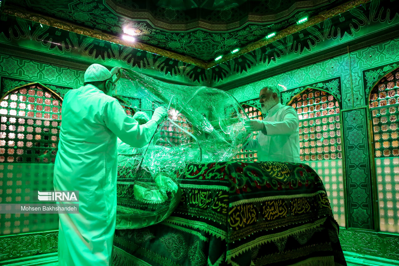 غبارروبی مضجع منور امام رضا(ع)