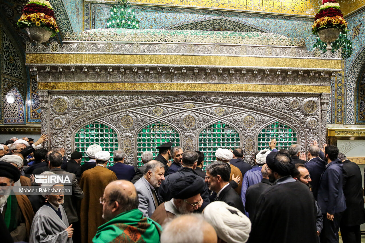 غبارروبی مضجع منور امام رضا(ع)