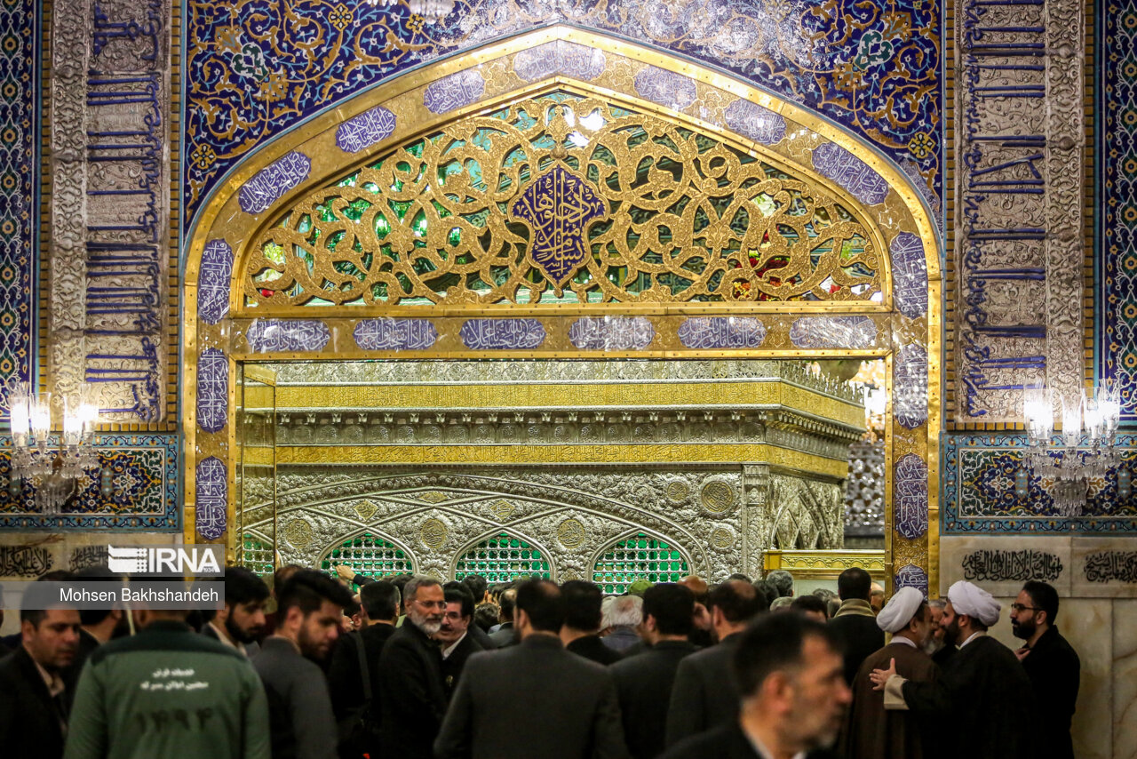 غبارروبی مضجع منور امام رضا(ع)