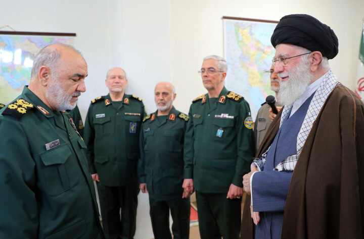 رہبر انقلاب اسلامی نے فوج اور سپاہ پاسداران انقلاب کے سربراہوں کو "نشان فتح" سے نوازا