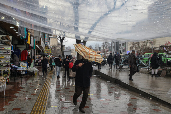 پایتخت همچنان بارانی است/ ارتفاعات تهران بارش برف