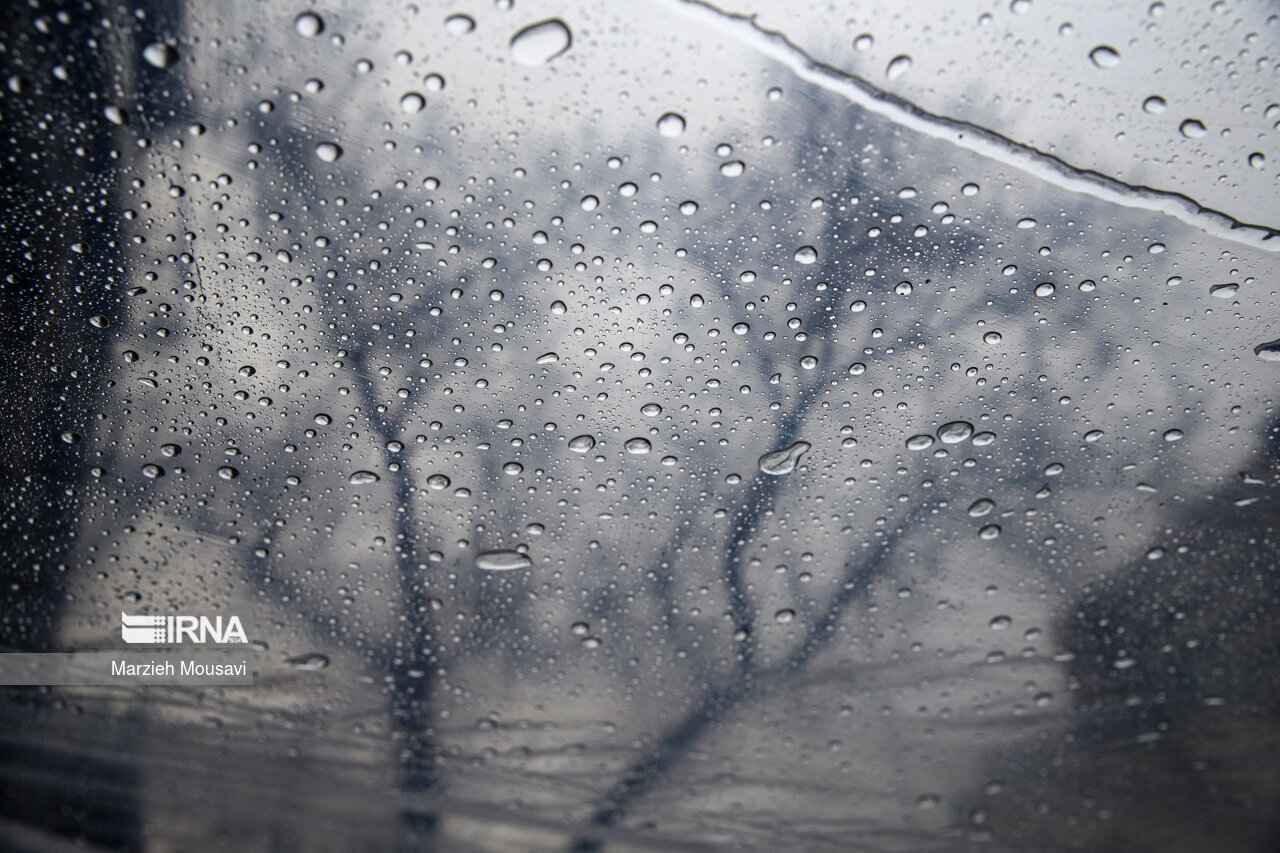 بارش باران بهاری چهارمحال و بختیاری را فراگرفت/ مسافران نوروزی کنار رودخانه‌ها نروند