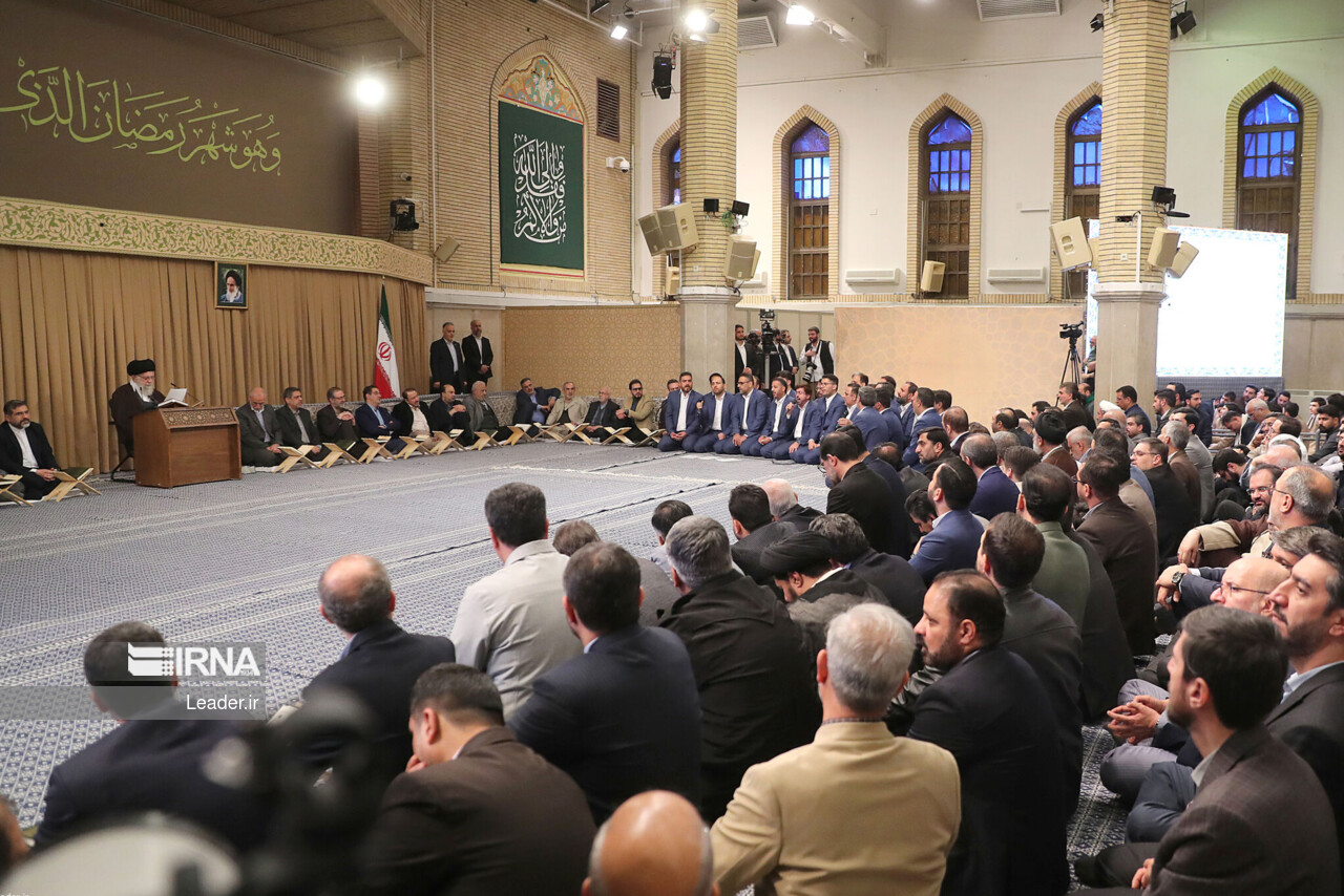 ماہ مبارک رمضان کا آغاز، حسینیہ امام خمینی (رح) میں قرآنی محفل سجائی گئی، رہبر انقلاب اسلامی کی شرکت