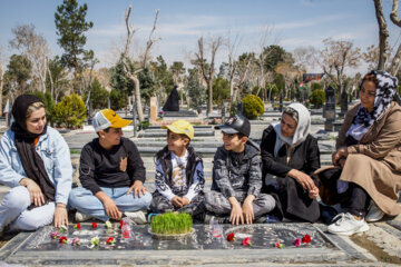 A la veille du Nouvel An iranien, les familles ne négligent pas leurs morts