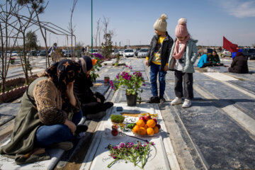 A la veille du Nouvel An iranien, les familles ne négligent pas leurs morts