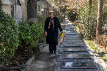 A la veille du Nouvel An iranien, les familles ne négligent pas leurs morts