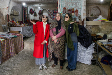 Un certain nombre d'influenceurs chinois arrivés depuis mercredi dans la province de l'Azerbaïdjan oriental et dans la ville de Tabriz (nord-ouest de l’Iran) ont visité jeudi 14 mars 2024 le village historique et rocheux de Kandovan. (Photo : Ali Hamed Haq Doust). 