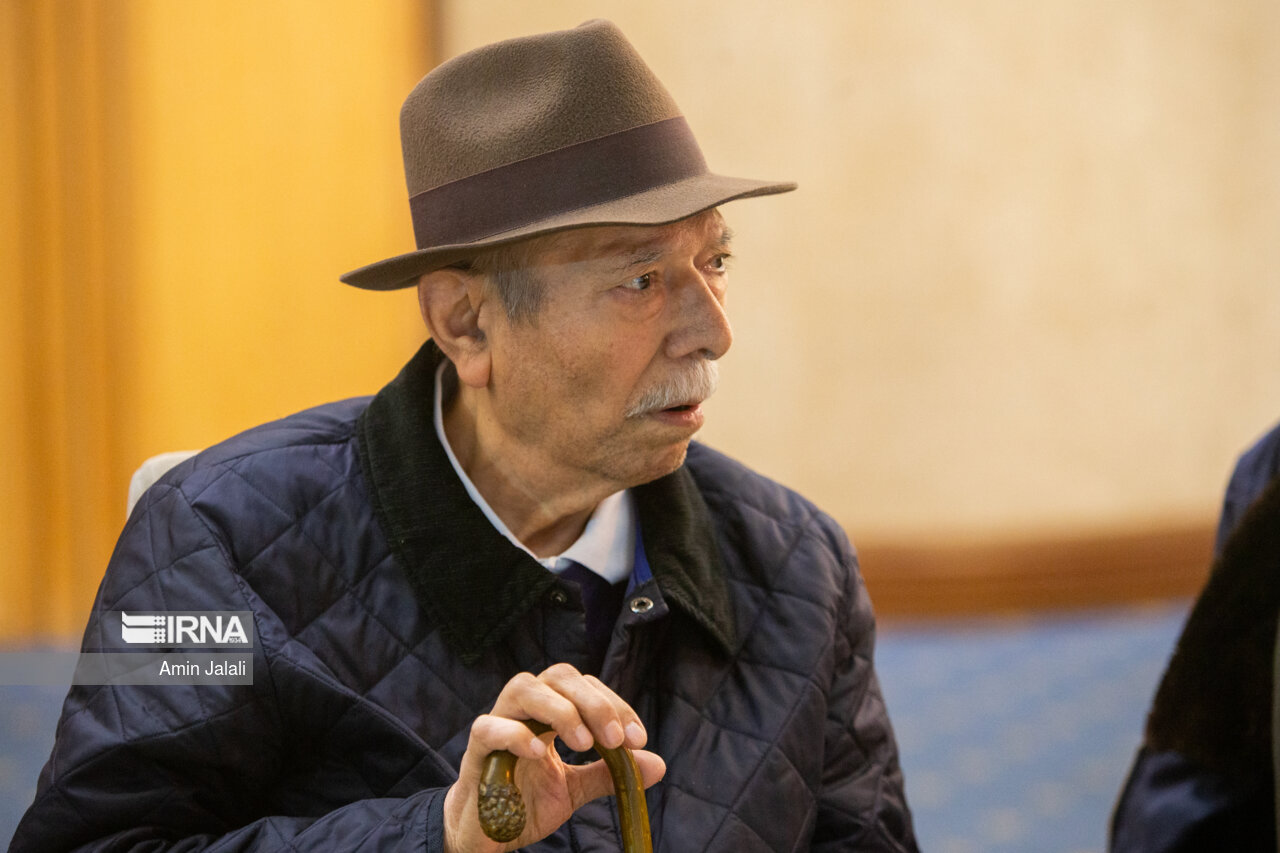 علی نصیریان: نمایش ایرانی باید تقویت شود/تئاتر دیکتهپذیر نیست علی نصیریان: نمایش ایرانی باید تقویت شود/تئاتر دیکتهپذیر نیست