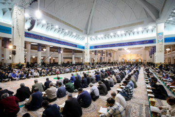 Lecture du Coran dans le sanctuaire de Hazrat Ma'soomeh dans la ville sainte de Qom 