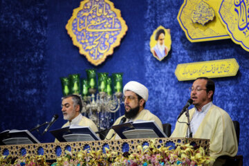 Lecture du Coran dans le sanctuaire de Hazrat Ma'soomeh dans la ville sainte de Qom 