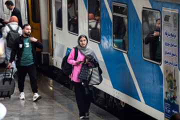 بدرقه مسافران نوروزی در ایستگاه راه آهن تهران