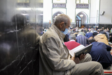Lecture du Coran dans le sanctuaire de l'imam Reza (as)