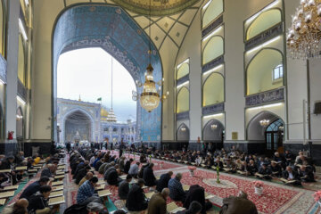 Lecture du Coran dans le sanctuaire de l'imam Reza (as)