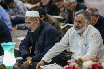 جزء خوانی قرآن کریم در مسجد جمکران