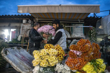 Flower market in final days of year