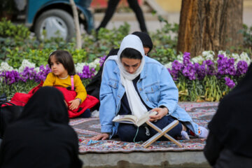 Lecture collective du Saint Coran dans le boulevard de Chahar Bagh à Ispahan