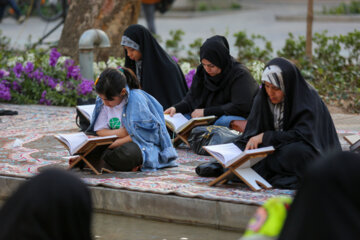 Lecture collective du Saint Coran dans le boulevard de Chahar Bagh à Ispahan